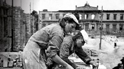 Okładka książki "Trzysta procent socjalizmu. Przodownicy pracy w PRL". Źródło: Prószyński i S-ka