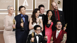 (L-R) Jamie Lee Curtis, James Hong, Michelle Yeoh, Jonathan Wang, Stephanie Hsu, Daniel Scheinert, Ke Huy Quan, Daniel Kwan – zdobywcy 95. Oscarów w wielu kategoriach dla filmu „Wszystko wszędzie naraz”. Fot. PAP/EPA/C. Brehman