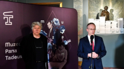 Dyrektor Zakładu Narodowego im. Ossolińskich dr Łukasz Kamiński (P) i redaktor serii "Biblioteka Narodowa" Wydawnictwa "Ossolineum" prof. Stanisław Bereś (L) podczas briefingu prasowego dot. prezentacji nowego wydania "Pana Tadeusza" Adama Mickiewicza. Fot. PAP/M. Kulczyński