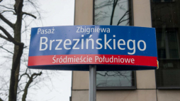 Warszawa, 28.03.2023. Uroczystość nadania imienia śródmiejskiemu pasażowi imienia Zbigniewa Brzezińskiego. Fot. PAP/A. Lange