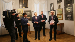 Wicepremier, minister kultury i dziedzictwa narodowego Piotr Gliński (C) podczas wizyty w Muzeum Adama Mickiewicza w Śmiełowie - oddziale poznańskiego Muzeum Narodowego. Fot. PAP/T. Wojtasik