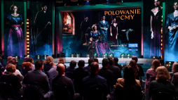 Prezes zarządu Telewizji Polskiej Mateusz Matyszkowicz (C) na pokazie pierwszego odcinka serialu "Polowanie na ćmy". Fot. PAP/P. Nowak