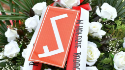 Wieńce przed tablicą z Prawdami Polaków spod Znaku Rodła we Wrocławiu. 2021 r. Fot. PAP/M. Kulczyński