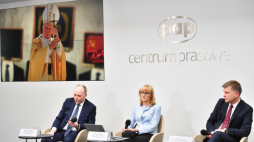Od lewej: prof. Paweł Skibiński, dr Milena Kindziuk i Grzegorz Górny podczas konferencji prasowej "Znawcy życia i dorobku Jana Pawła II odpowiedzą na zarzuty pojawiające się w przestrzeni publicznej" w Centrum Prasowym PAP. Warszawa, 11.03.2023. Fot. PAP/R. Pietruszka