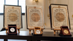 Medale i dyplomy honorowe przyznane podczas uroczystości nadania tytułów Sprawiedliwy wśród Narodów Świata w Synagodze pod Białym Bocianem. Wrocław, 10.08.2017. Fot. PAP/M. Kulczyński
