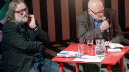 Białystok, 09.10.2019. Poeta, eseista, tłumacz Adam Zagajewski (w tle,P) i krytyk literacki Jarosław Klejnocki (w tle,L). Fot. PAP/A. Reszko
