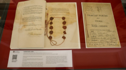 Oryginał traktatu ryskiego z 1921 roku przekazany uroczyście do zasobów Archiwum Akt Nowych w siedzibie Ministerstwa Spraw Zagranicznych w Warszawie. Fot. PAP/R. Guz
