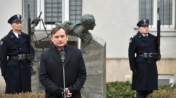 Minister sprawiedliwości, prokurator generalny Zbigniew Ziobro podczas uroczystości z okazji 100. rocznicy urodzin Jana Rodowicza „Anody”, 7 bm. na dziedzińcu Ministerstwa Sprawiedliwości w Warszawie. Fot. PAP/R. Pietruszka