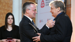 Łańcut, 18.04.2023. Sekretarz stanu w Ministerstwie Kultury i Dziedzictwa Narodowego, Generalny Konserwator Zabytków Jarosław Sellin (C) i odznaczony Jerzy Jasieńko (P) podczas uroczystości w siedzibie Muzeum Zamku w Łańcucie. Trwają obchody Międzynarodowego Dnia Ochrony Zabytków. Fot. PAP/D. Delmanowicz