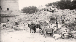 Jasło, ruiny Banku Polskiego od strony ul. Floriańskiej, 1945 r. Źródło: www.muzeumjaslo.pl