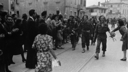 Żołnierze 2. Korpusu Polskiego gen. Władysława Andersa wkraczają do Bolonii entuzjastycznie witani przez mieszkańców. 21.04.1945. Fot. PAP/CAF