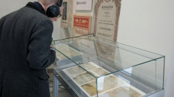 Warszawa, 18.04.2023. Pokaz archiwaliów „Żegoty” podczas otwarcia wystawy „Żegota. Rada Pomocy Żydom przy Delegaturze Rządu RP na Kraj. Dokumenty 1942–1944 i ich konserwacja”, zorganizowanej przez Archiwum Akt Nowych i Polską Fundację Narodową. Fot. PAP/P. Supernak