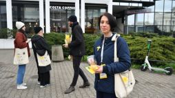 Warszawa, 19.04.2023. Akcja społeczno-edukacyjna „Żonkile”. Żółte, papierowe kwiaty rozdawane są warszawiakom z okazji 80. rocznicy Powstania w getcie warszawskim. Fot. PAP/A. Lange