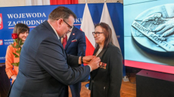 Szczecin, 17.04.2023. Szef UdSKiOR Jan Józef Kasprzyk (L) i odznaczona medalem Stulecia Odzyskanej Niepodległości Grażyna Teresa Adamska (P) podczas uroczystości w Sali Rycer-skiej Zachodniopomorskiego Urzędu Wojewódzkiego w Szczecinie. Fot. PAP/M. Bielecki