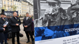 Warszawa, 19.04.2023. Prezes IPN Karol Nawrocki (C) i zastępca prezesa IPN Mateusz Szpytma (L) podczas uroczystego otwarcia wystawy plenerowej IPN „Prosimy Cię, Boże, o walkę krwawą..." na Skwerze Hoovera w Warszawie. Wystawa będzie dostępna dla zwiedzających do 27 bm. Fot. PAP/P. Nowak