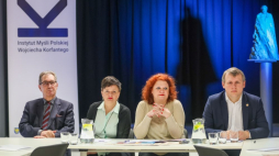 Katowice, 19.04.2023. Z. Przedpełski (L) z Komisji Kultury Urzędu Marszałkowskiego Województwa Śląskiego dyrektor Instytutu Myśli Polskiej im. Wojciecha Korfantego D. Pociask-Frącek (2P) oraz z-ca dyrektora Instytutu M. Mazur (2L) i Ł,. Rosicki (P) podczas konferencji prasowej w siedzibie Instytutu. Spotkanie dotyczyło planu obchodów 150. rocznicy urodzin działacza społecznego i politycznego, organizowanych w związku z Rokiem Korfantego w RP i w województwie śląskim. Fot. PAP/Z. Meissner