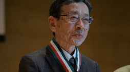 Sulejówek, 26.04.2023. Odznaczony Złotym Medalem Gloria Artis badacz życia i działalności Bronisława Piłsudskiego prof. Kazuhiko Sawada podczas uroczystości w Muzeum Józefa Piłsudskiego w Sulejówku. Fot. PAP/M. Obara