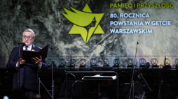 Warszawa, 19.04.2023. Wicepremier, minister kultury i dziedzictwa narodowego Piotr Gliński przemawia przed koncertem pt. „Pamięć i przyszłość”, organizowanym przez Muzeum Getta Warszawskiego w ramach obchodów 80. rocznicy wybuchu powstania w getcie, w Teatrze Wielkim–Operze Narodowej w Warszawie. Fot. PAP/R. Guz