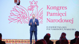 Warszawa, 13.04.2023. Prezes Instytutu Pamięci Narodowej Karol Nawrocki przemawia na Kongresie Pamięci Narodowej, 13 bm. na PGE Narodowym w Warszawie. Hasło wydarzenia to „Historia mówi przez pokolenia”. Fot/PAP/M. Marek