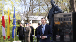 Warszawa, 20.04.2023. Obchody 150. rocznicy urodzin Wojciecha Korfantego. Premier Mateusz Morawiecki (C) złożył wieniec i zapalił znicz pod Pomnikiem Wojciecha Korfantego u zbiegu Al. Ujazdowskich i ul. Agrykoli w Warszawie. Fot. PAP/R. Guz