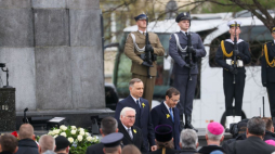 Warszawa, 19.04.2023. Prezydent Andrzej Duda (C), prezydent Izraela Isaac Herzog (C-P) oraz prezydent Republiki Federalnej Niemiec Frank-Walter Steinmeier (C-L) podczas uroczystości 80. rocznicy wybuchu powstania w Getcie Warszawskim przed Pomnikiem Bohaterów Getta w Warszawie. Fot. PAP/L. Szymański