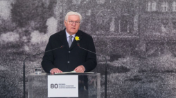 Warszawa, 19.04.2023. Prezydent Republiki Federalnej Niemiec Frank-Walter Steinmeier podczas uroczystości 80. rocznicy wybuchu powstania w Getcie Warszawskim przed Pomnikiem Bohaterów Getta w Warszawie. Fot. PAP/L. Szymański