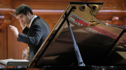 Dyrygent Sergey Smbatyan. Fot. PAP/EPA