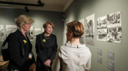 Warszawa, 19.04.2023. Pierwsza dama Niemiec Elke Buedenbender (C), żona ambasadora Niemiec w Polsce Thomasa Baggera Anita Bagger (L) i dyrektorka Muzeum Warszawy Karolina Ziębińska-Lewandowska (P) podczas zwiedzania wystawy "Zgruzowstanie Warszawy 1945–1949" w Muzeum Warszawy, 19 bm. Niemiecka para prezydencka przebywa w Polsce w związku z 80. rocznicą wybuchu Powstania w getcie warszawskim. Fot. PAP/P. Supernak