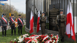 Warszawa, 18.04.2023. Odsłonięcie tablicy upamiętniającej żołnierzy Armii Krajowej oddziału Warszawa-Miasto, u zbiegu ulic Zakroczymskiej i Sanguszki. Fot. PAP/P. Supernak