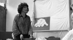 Francja Paryż 1972. Polska rzeźbiarka Alina Szapocznikow w domu-pracowni. Fot. PAP/M. Musiał
