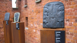 Kraków, 25.04.2023. Wystawa czasowa „Beksiński. Rzeźby” w ogrodach Zamku Królewskiego na Wawelu. Fot. PAP/Ł. Gągulski