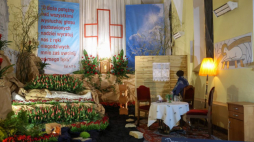 Grób Pański w Sanktuarium Matki Bożej Księżnej Sieradzkiej. Charłupia Mała, 08.04.2023. Fot. PAP/M. Zubrzycki