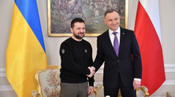 Warszawa, 05.04.2023. Wizyta oficjalna Prezydenta Ukrainy w Polsce. Prezydent RP Andrzej Duda (P) i prezydent Ukrainy Wołodymyr Zełenski (L) w Pałacu Prezydenckim w Warszawie. Fot. PAP/R. Pietruszka