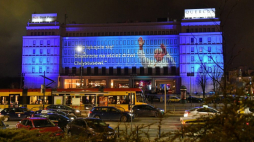 Wielkoformatowa wizualizacja z cytatami z wypowiedzi papieża Polaka na elewacji frontowej "Domu Partii". Fot. PAP/P. Nowak