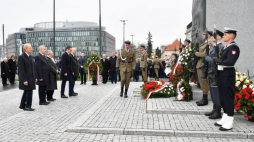 Obchody 13. rocznicy katastrofy smoleńskiej: prezes PiS Jarosław Kaczyński (L-tył) i kuzyn braci Kaczyńskich Jan Maria Tomaszewski (2L-tył), premier Mateusz Morawiecki (4L) i wicepremier Henryk Kowalczyk (2L) przy pomniku prezydenta Lecha Kaczyńskiego. Fot. PAP/A. Lange