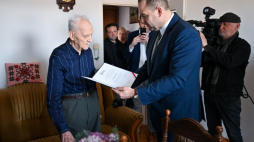 rezes IPN dr Karol Nawrocki (P) i brat Marii Turowskiej Stanisław Tracz (L) podczas wręczenia bratu odnalezionej Marii Turowskiej noty identyfikacyjnej. Fot. PAP/M. Gadomski