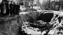 Katyń, Rosja, 1943 r. Ekshumacja zwłok polskich oficerów zamordowanych w Katyniu w 1940 r. Powołana przez Niemców komisja stwierdziła, że ofiary zostały zastrzelone przez Rosjan. Fot. PAP/Archiwum
