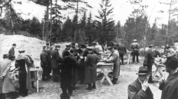Katyń, Rosja, 1943 r. Obdukcja zwłok polskich oficerów zamordowanych w Katyniu w 1940 r. Fot. PAP/CAF/reprodukcja