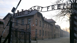 Brama byłego obozu Auschwitz II-Birkenau w Oświęcimiu. Fot. PAP/A. Grygiel
