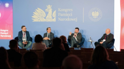 Od lewej: dziennikarz Wojciech Biedroń, dyrektor Instytutu Dziedzictwa Myśli Narodowej im. Romana Dmowskiego i Ignacego Jana Paderewskiego Jan Żaryn, prezes zarządu PAP Wojciech Surmacz oraz moderator, dziennikarz i historyk Tadeusz Płużański podczas panelu "Reparacje wojenne w XX wieku okiem publicystów" w ramach Kongresu Pamięci Narodowej. Fot. PAP/M. Marek
