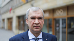 Były ambasador Białorusi w Polsce, wicepremier w Zjednoczonym Gabinecie Przejściowym Białorusi Paweł Łatuszka przed siedzibą Polskiej Agencji Prasowej w Warszawie. Fot. PAP/A. Zawada