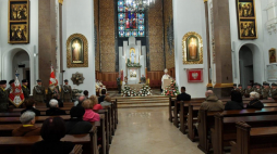 Biskup polowy Wiesław Lechowicz przewodniczy mszy świętej w intencji Ofiar Zbrodni Katyńskiej w Katedrze Polowej Wojska Polskiego. Warszawa, 14.04.2023. Fot. PAP/P. Nowak