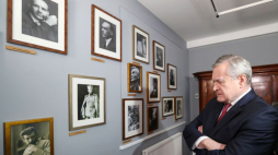 Zakopane, 05.04.2023. Wicepremier, minister kultury i dziedzictwa narodowego Piotr Gliński podczas uroczystego otwarcia wyremontowanego Muzeum Kornela Makuszyńskiego w Zakopanem. Placówka jest filią Muzeum Tatrzańskiego. Fot. PAP/G. Momot 