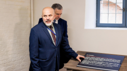 Marszałek województwa wielkopolskiego Marek Woźniak (2L) w trakcie zwiedzania oddanej do użytku po remoncie części fortu na terenie Muzeum Martyrologii Wielkopolan w Poznaniu. Fot. PAP/M. Zakrzewski