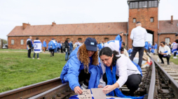 Brzezinka, 18.04.2023. Uczestnicy Marszu Żywych na terenie byłego niemieckiego obozu koncentracyjnego Auschwitz II-Birkenau w Brzezince. Fot. PAP/Z. Meissner