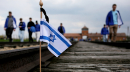 Oświęcim, 28.04.2022. Uczestnicy Marszu Żywych na terenie byłego niemieckiego obozu koncentracyjnego Auschwitz w Oświecimiu. Fot. PAP/Z. Meissner