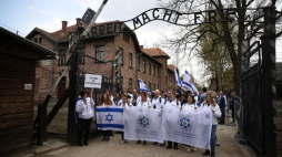 Uczestnicy Marszu Żywych na terenie byłego niemieckiego obozu koncentracyjnego Auschwitz. 28.04.2022. Fot. PAP/Ł. Gągulski
