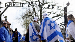 Uczestnicy Marszu Żywych na terenie byłego niemieckiego obozu koncentracyjnego Auschwitz w Oświęcimiu. Fot. PAP/Z. Meissner