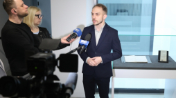 Kierownik Działu Projektów Edukacyjnych i Kulturalnych Muzeum Pamięci Sybiru dr Piotr Popławski (P) podczas prezentacji eksponatu miesiąca. Białystok, 13.04.2023. Fot. PAP/A. Reszko