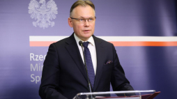 Warszawa, 18.04.2023. Wiceminister spraw zagranicznych RP Arkadiusz Mularczyk podczas konferencji prasowej w Centrum Prasowym MSZ. Fot. PAP/R. Guz